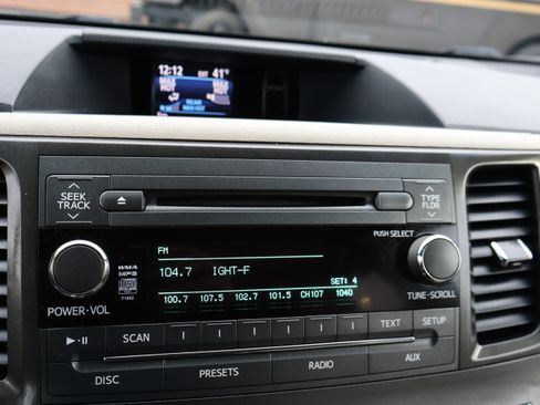 Used 2014 Toyota Sienna XLE image 26