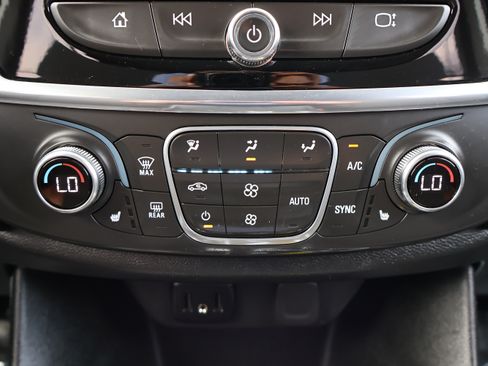 Used 2020 Chevrolet Traverse LT image 20