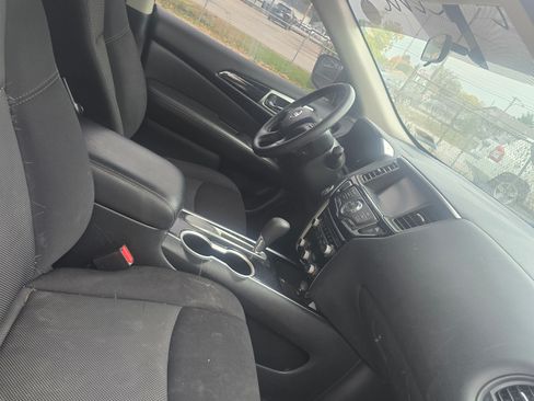 Used 2019 Nissan Pathfinder S image 11