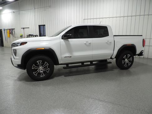 Used 2024 GMC Canyon AT4 image 4