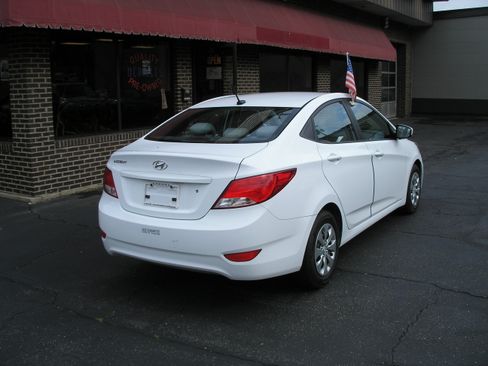 Used 2017 Hyundai Accent SE Sedan FWD image 4