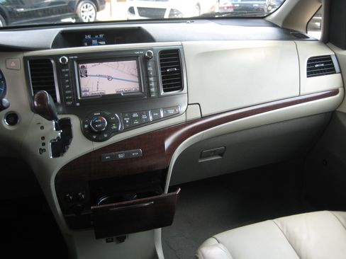 Used 2011 Toyota Sienna XLE Limited image 9