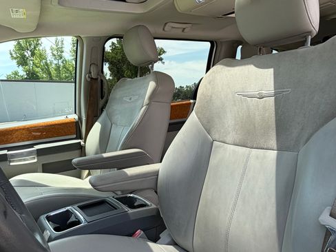 Used 2009 Chrysler Town & Country Limited FWD image 11