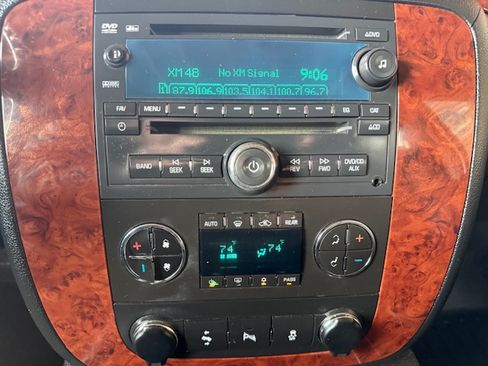 Used 2014 Chevrolet Suburban LT image 11