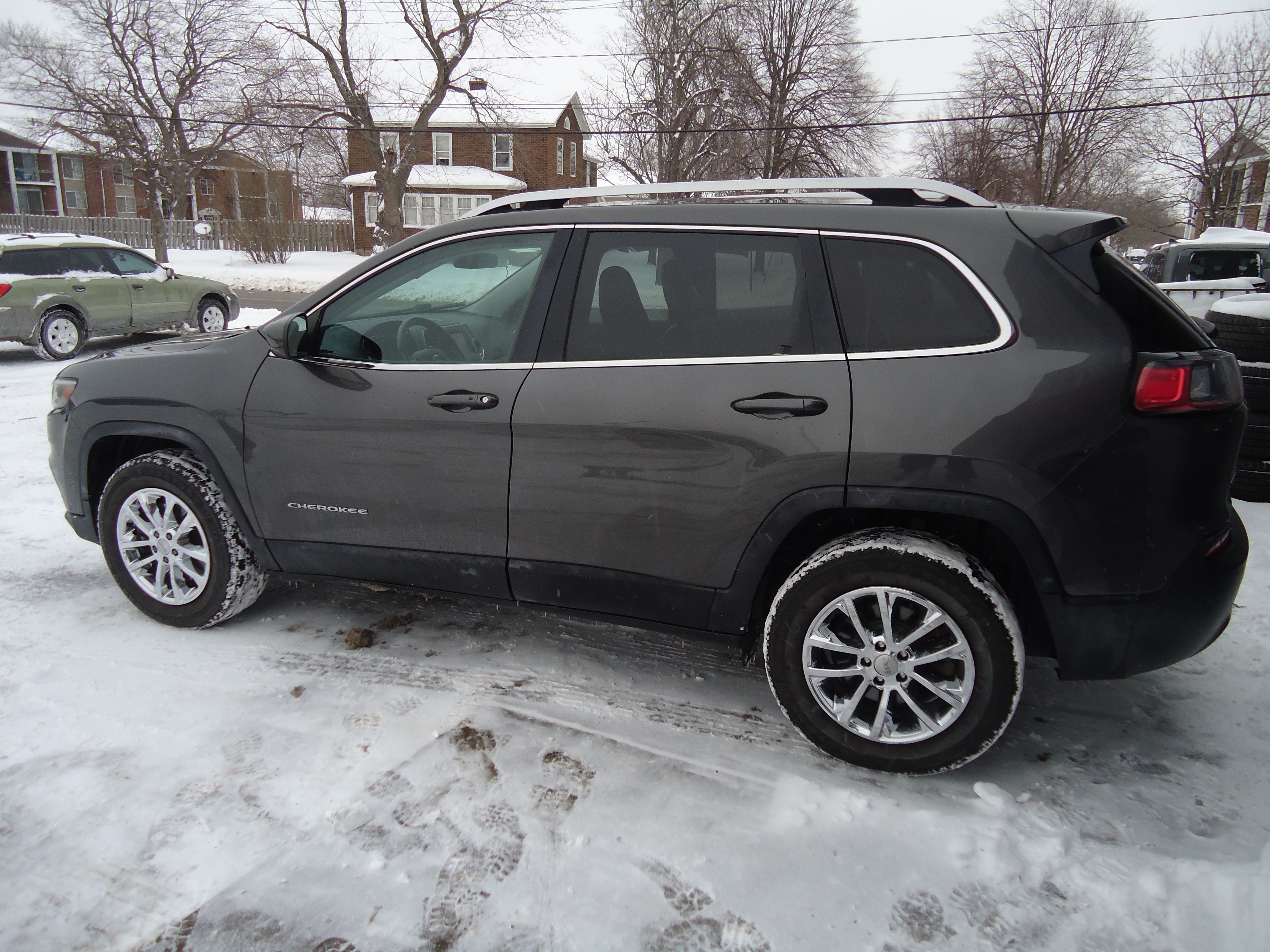 Used 2019 Jeep Cherokee Latitude Plus AWD/4WD image 6