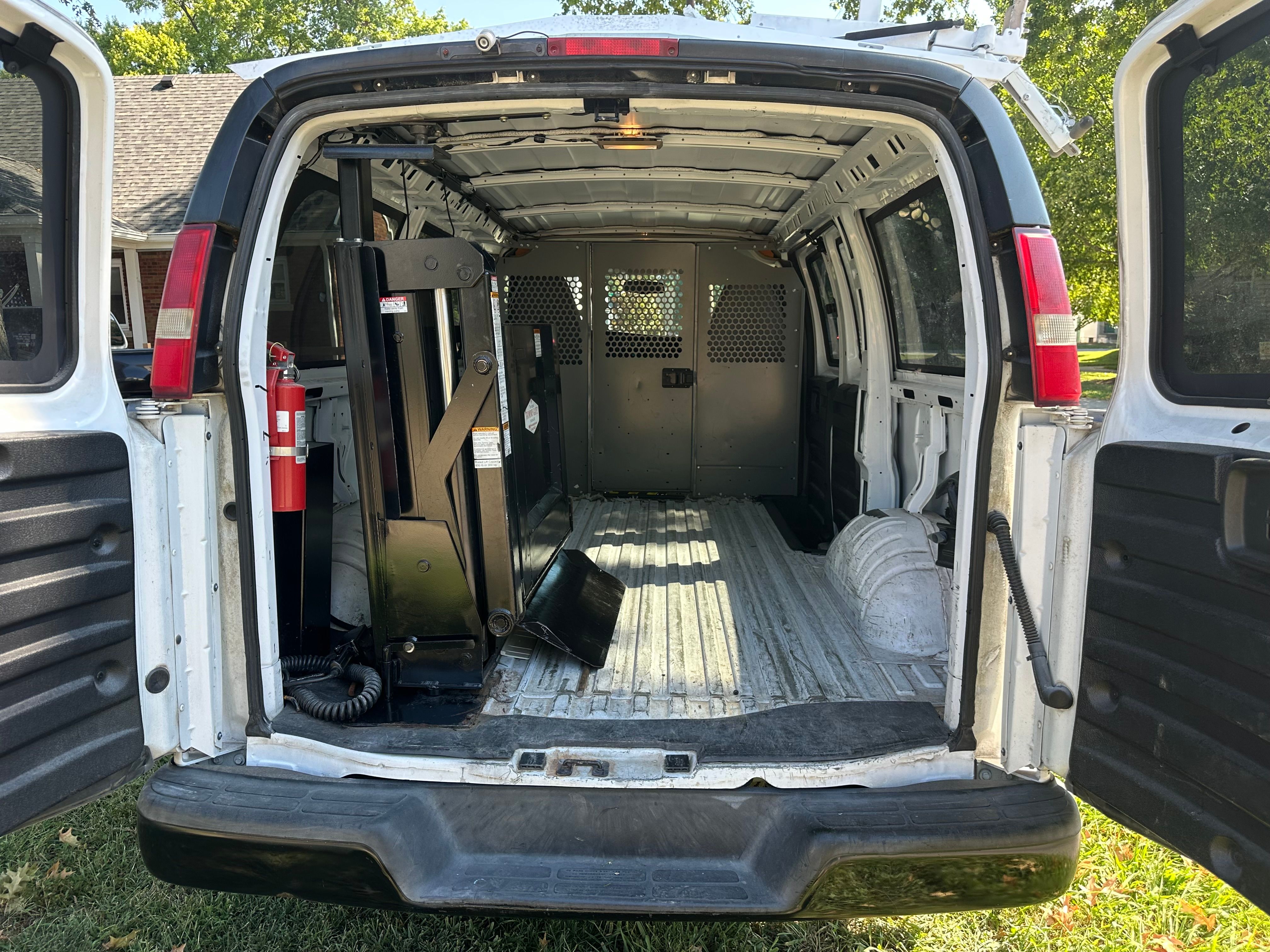 Used 2010 Chevrolet Express 2500 RWD image 3