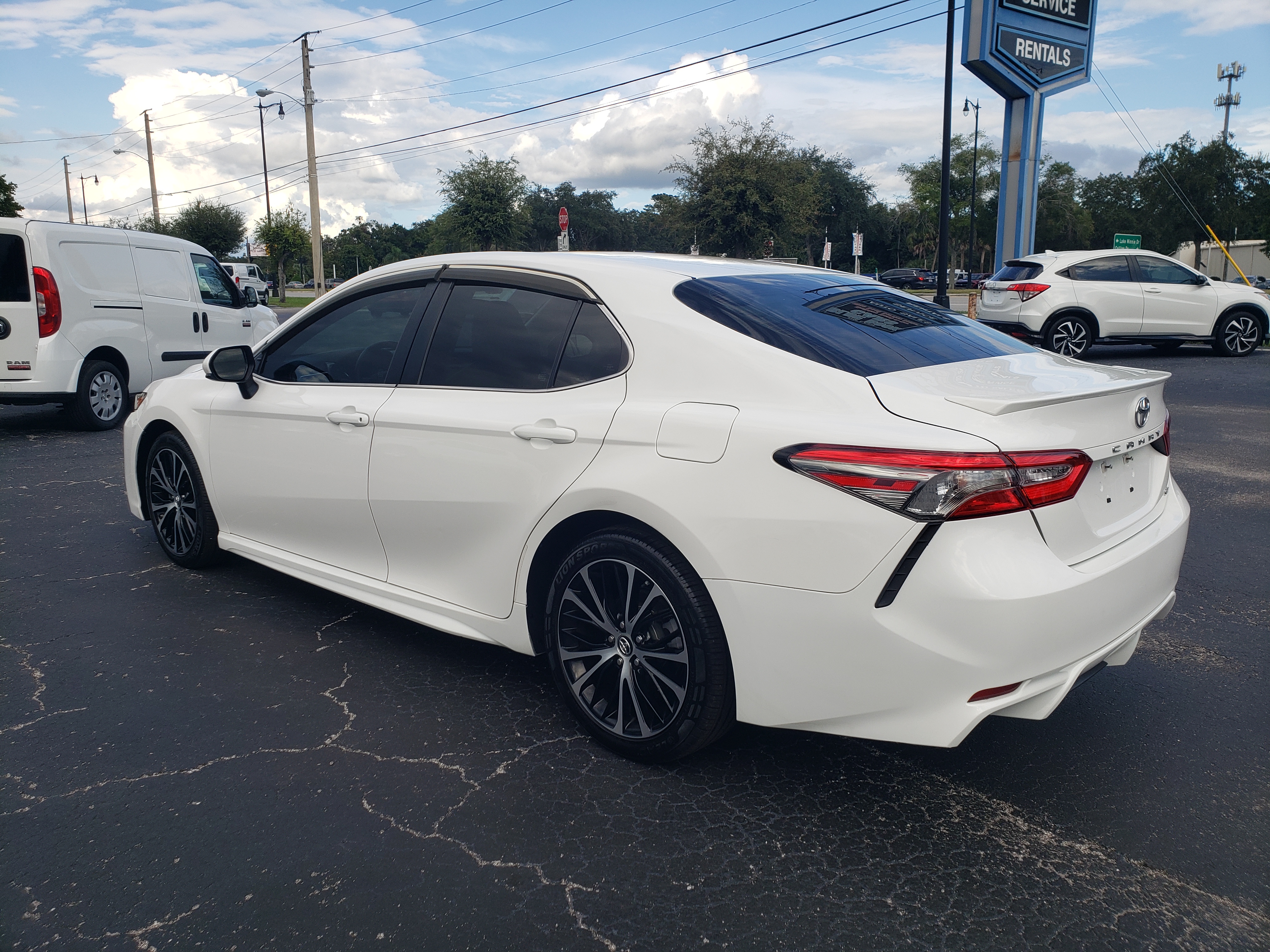 Used 2018 Toyota Camry SE Sedan FWD image 3