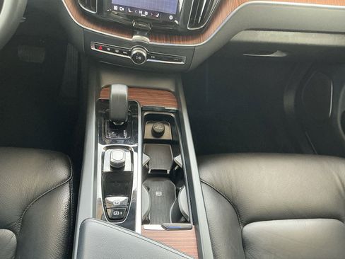 Used 2023 Volvo XC60 B5 Plus image 24