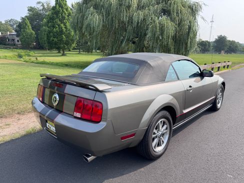 Used 2005 Ford Mustang Premium image 33