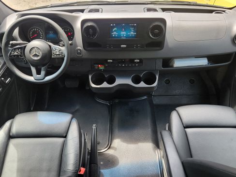 Used 2020 Mercedes-Benz Sprinter 2500 image 18