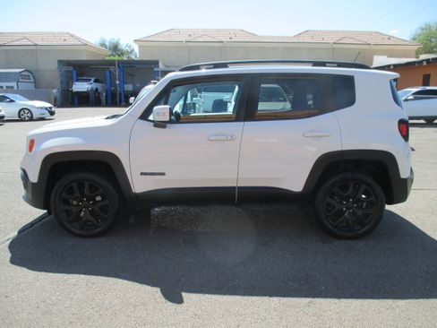 Used 2017 Jeep Renegade 4WD Latitude image 2
