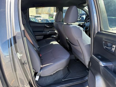 Used 2019 Toyota Tacoma TRD Sport image 14