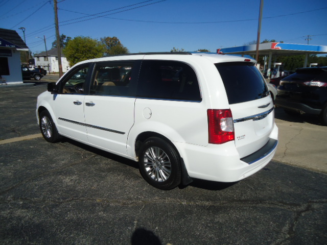 Used 2015 Chrysler Town & Country Touring-L FWD image 11