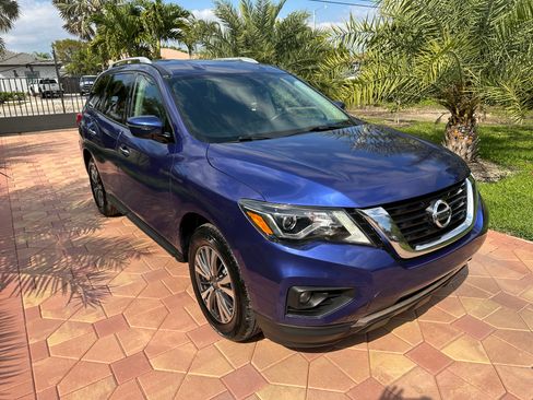 Used 2017 Nissan Pathfinder SV image 3
