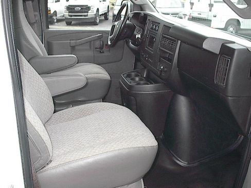 Used 2018 Chevrolet Express 2500 image 9