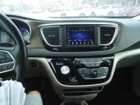 Used 2019 Chrysler Pacifica Touring Plus FWD image 14