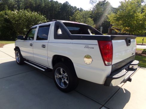 Used 2005 Chevrolet Avalanche LS image 3