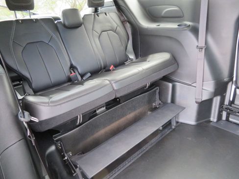 Used 2025 Chrysler Pacifica Select FWD image 21