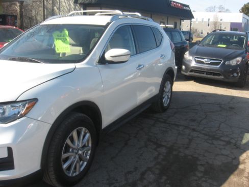 Used 2020 Nissan Rogue SV image 1