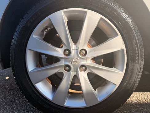 Used 2013 Hyundai Accent GLS image 9