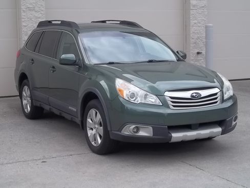 Used 2011 Subaru Outback 3.6R Limited AWD/4WD image 3