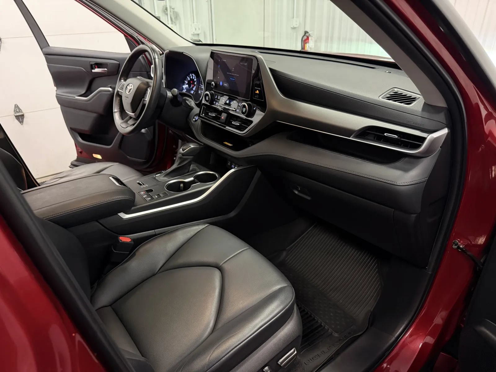 Used 2023 Toyota Highlander XLE FWD image 49