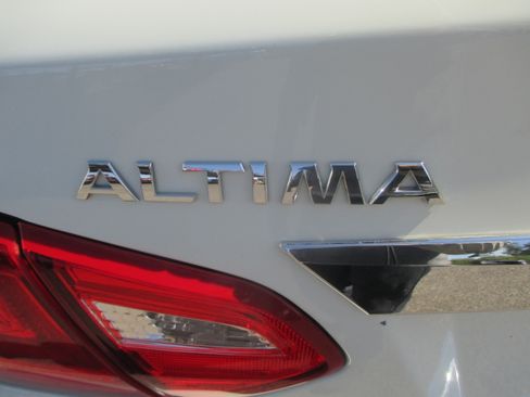Used 2017 Nissan Altima 2.5 S Sedan 4D FWD image 9
