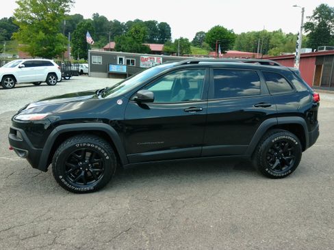 Used 2016 Jeep Cherokee 4WD Trailhawk image 2