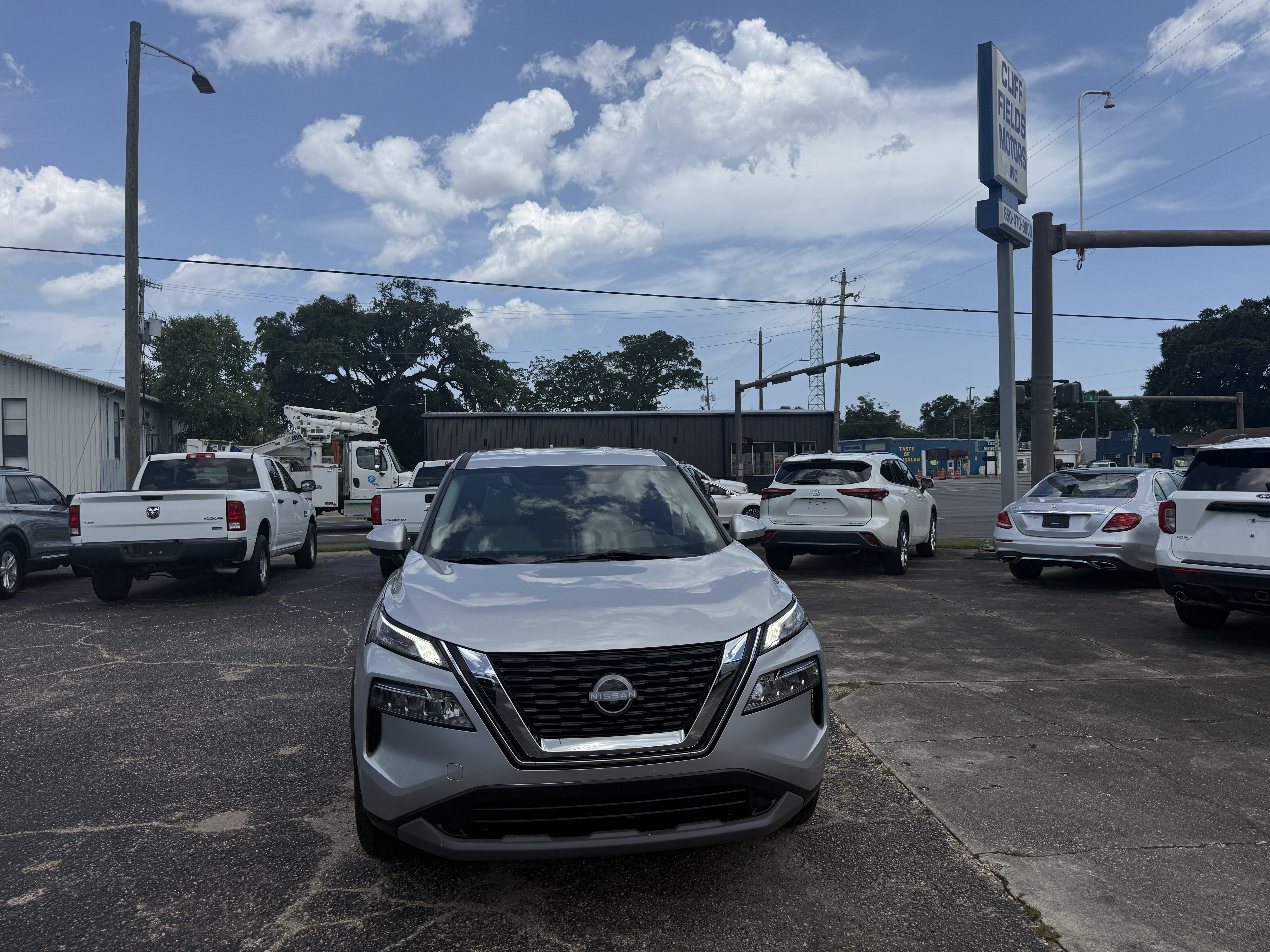 Used 2023 Nissan Rogue FWD SV image 2