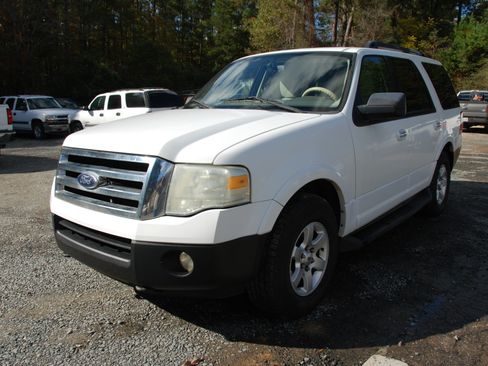 Used 2010 Ford Expedition XLT image 2