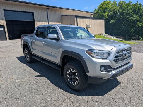 Used 2017 Toyota Tacoma TRD Off-Road image 1
