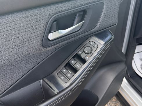 Used 2023 Nissan Rogue FWD SV image 6