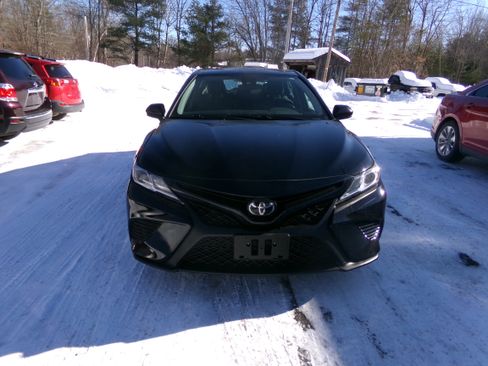 Used 2019 Toyota Camry SE image 2