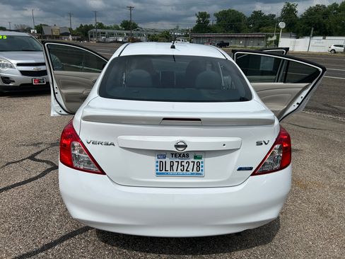 Used 2014 Nissan Versa SV FWD image 3