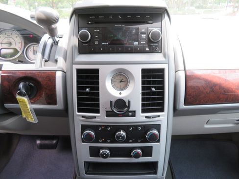 Used 2010 Chrysler Town & Country Touring FWD image 34