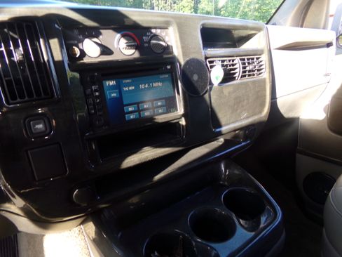 Used 2005 Chevrolet Express 1500 AWD Passenger image 14