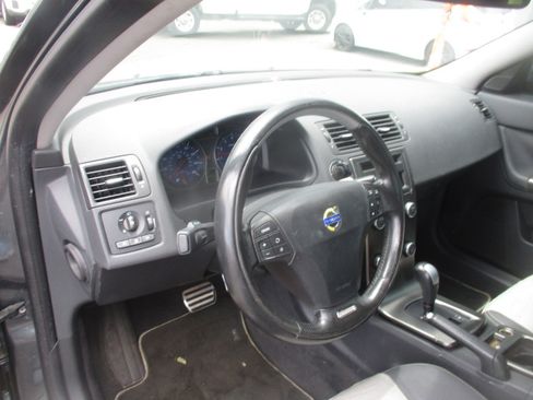 Used 2010 Volvo S40 T5 R-Design image 11