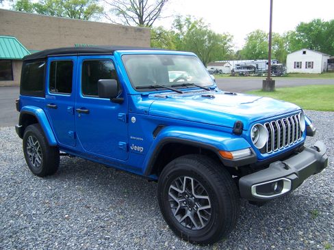 Used 2024 Jeep Wrangler 4WD Unlimited Sahara image 2