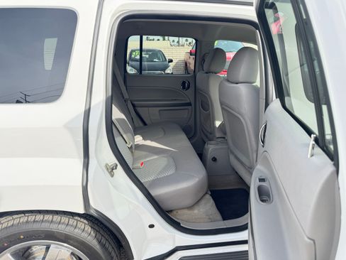 Used 2009 Chevrolet HHR LT image 19