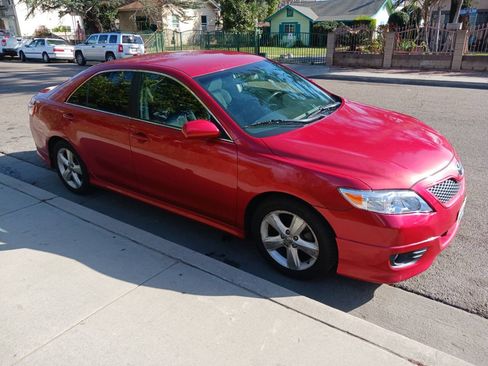 Used 2010 Toyota Camry SE image 2