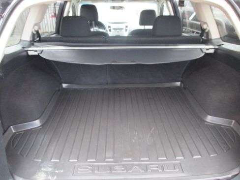 Used 2010 Subaru Outback 2.5i Premium AWD/4WD image 9