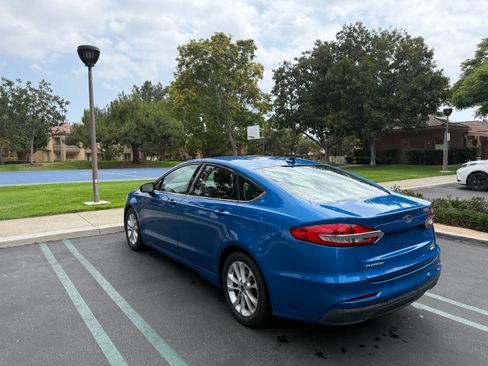 Used 2019 Ford Fusion SE FWD image 4