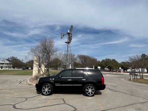 Used 2010 Cadillac Escalade Premium Luxury image 3