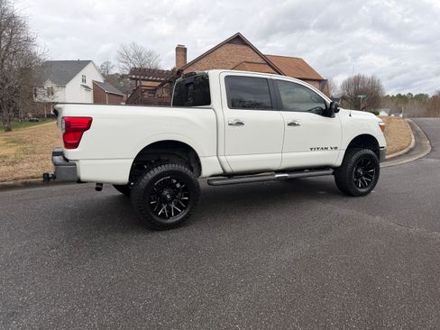 Used 2018 Nissan Titan SV image 16