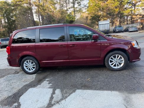 Used 2018 Dodge Grand Caravan SXT image 6