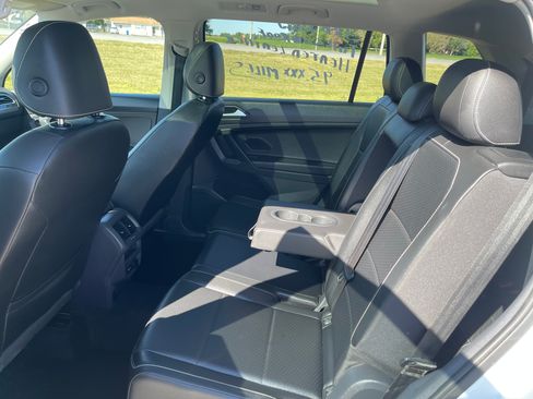 Used 2021 Volkswagen Tiguan SE image 9