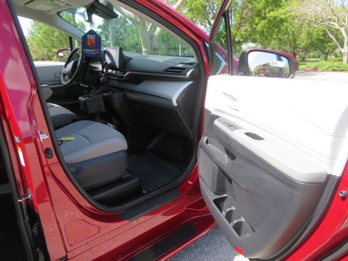 Used 2026 Toyota Sienna LE image 28