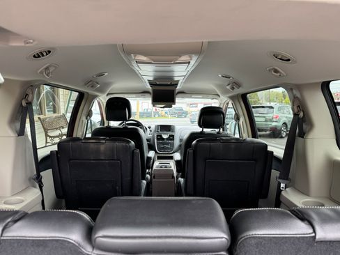 Used 2014 Chrysler Town & Country Touring FWD image 14