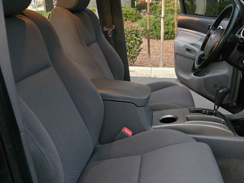 Used 2010 Toyota Tacoma TRD Off-Road image 23