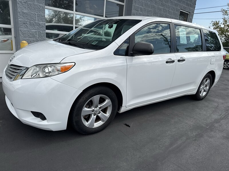 Used 2015 Toyota Sienna L FWD image 1
